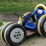 El coche de carreras para niños hecho de neumáticos también es adecuado para el parque infantil del jardín de infancia.