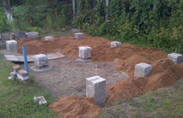 Los cimientos de un granero hecho de postes de ladrillo.