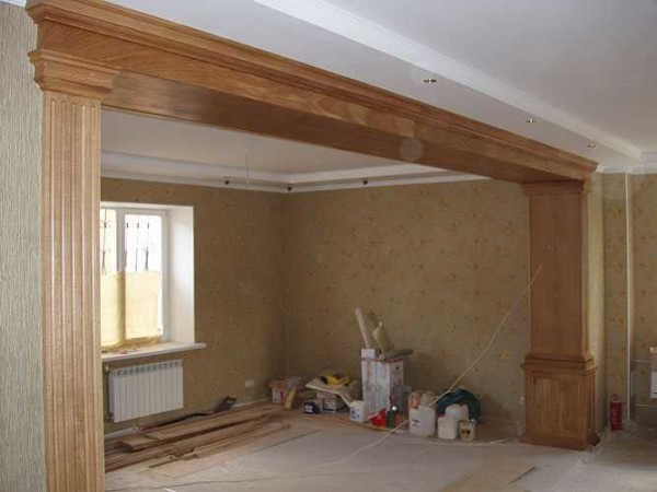 Portale con cornice in legno