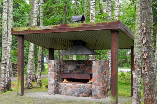 Un semplice barbecue o barbecue in mattoni in campagna o in loco può essere costruito senza esperienza