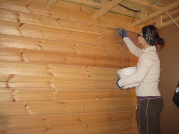 Es difícil pintar bien toda la superficie de una pared cubierta con tablillas