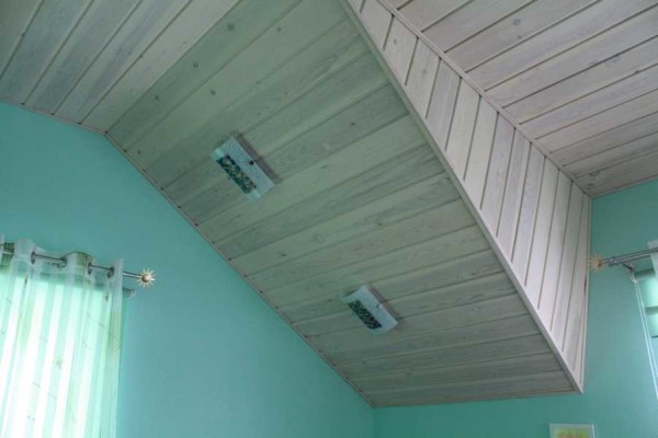 Il rivestimento imbiancato ha un bell'aspetto sia sulle pareti che sul soffitto