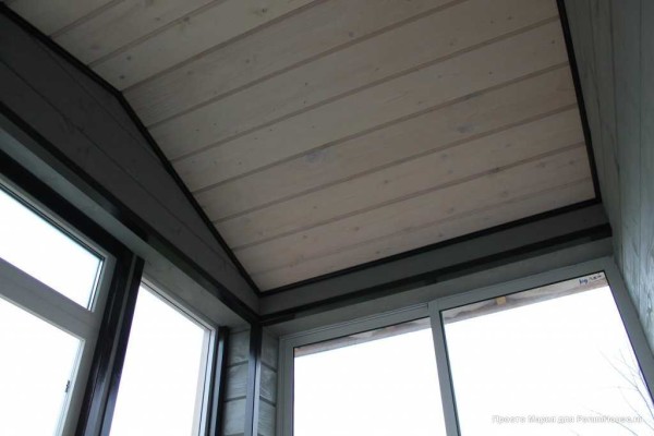 Soffitto - rivestimento, dipinto con macchie chiare