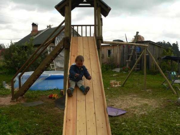 El tobogán infantil de madera debe lijarse cuidadosamente.