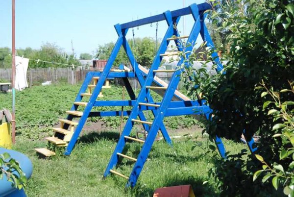 Combinación de escaleras y columpios