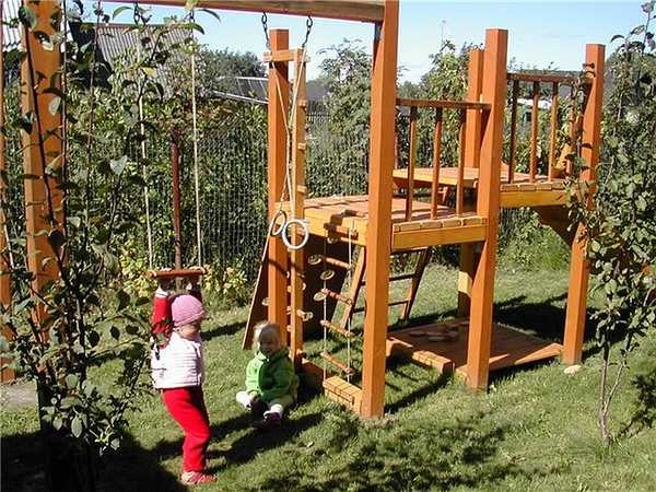 Parco giochi danese fai-da-te: un posto dove i tuoi figli preferiti possono giocare in campagna o in cortile