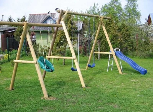 Diversi tipi di altalene per bambini in un complesso