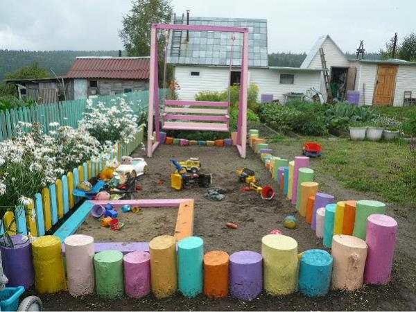 La cerca puede estar hecha de cáñamo, pintada en diferentes colores.