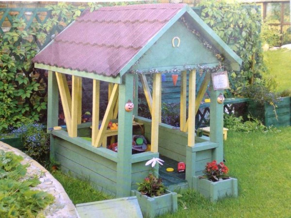 Casa de verano para niños de madera.