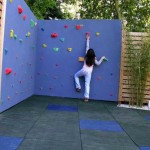 Muro de escalada para niños en la valla