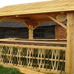 Recinzione insolitamente realizzata per un gazebo in legno