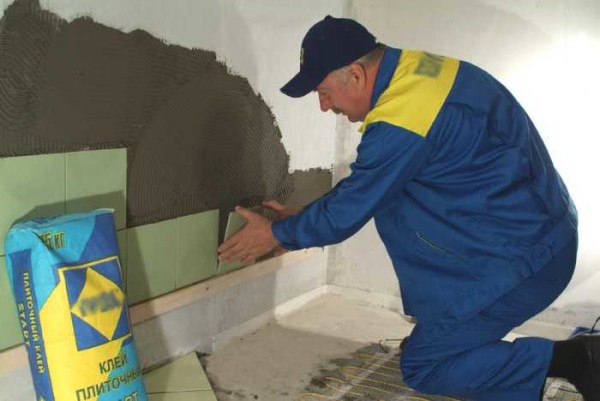 Instalación de azulejos en la pared