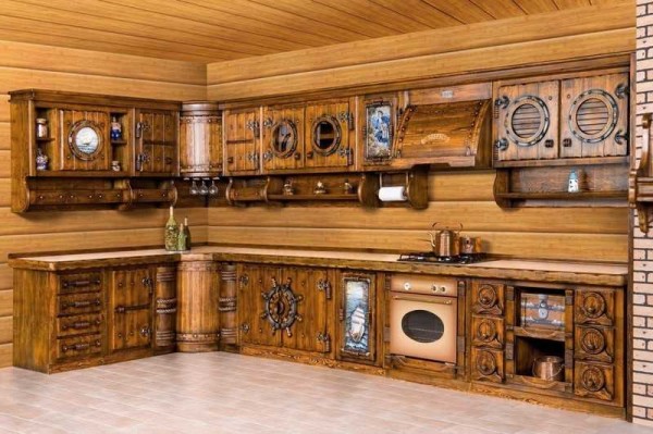 Una delle opzioni tematiche per i mobili da cucina in legno: una cucina nautica