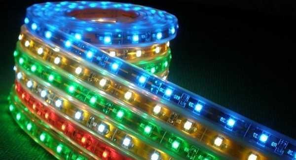 Las tiras de LED son de un solo color y universales: cambian de color mediante el panel de control