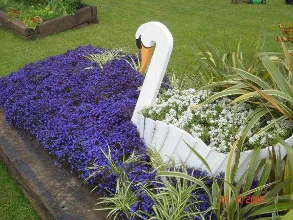 Jardín de flores de cisne de tablas