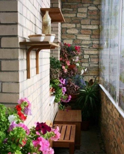 Fiori sul balcone: la finitura dovrebbe essere facile da pulire