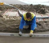 El proceso de instalación de un piso calentado por agua.