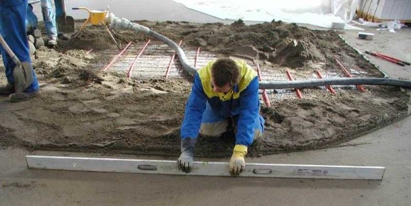 El proceso de instalación de un piso calentado por agua.