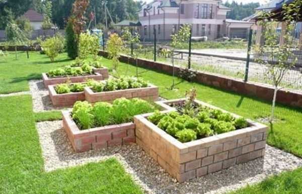 Camas altas de ladrillo para un jardín decorativo.