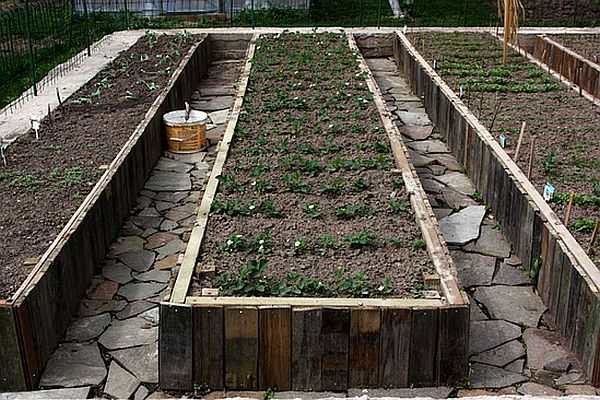 Las tablas de cortar también se pueden usar para los lados de camas altas.