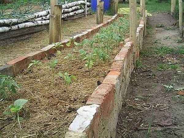 Yarım tuğla duvar tek başına zemini tutamaz. Destek sütunları gerekli