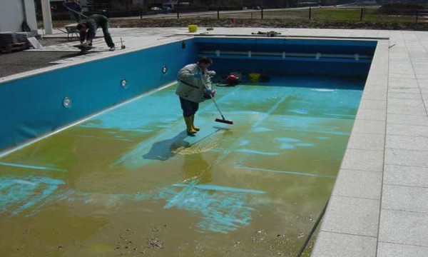 Una grande piscina necessita di una manutenzione costante