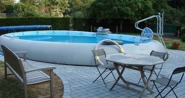 La piscina gonfiabile può anche essere interrata, lasciando solo un anello in cima