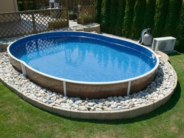 Cospargere i ciottoli intorno alla piscina per facilitare la camminata e la sabbia non scorre veloce intorno all'area