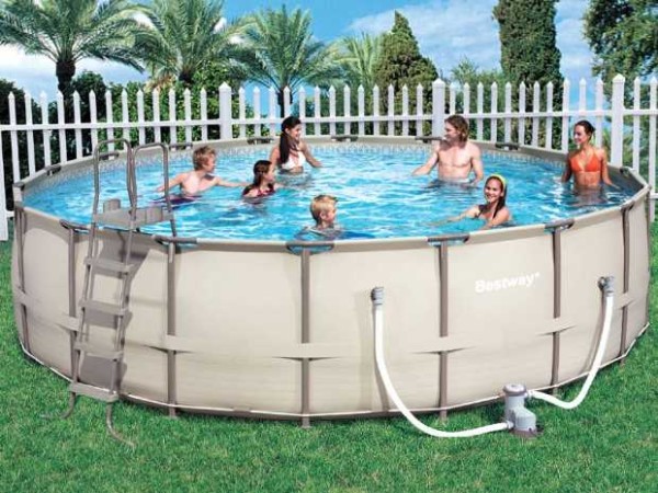 Piscina con telaio prefabbricato