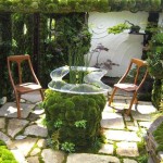 Las piedras cubiertas de musgo son una de las últimas tendencias en diseño de jardines