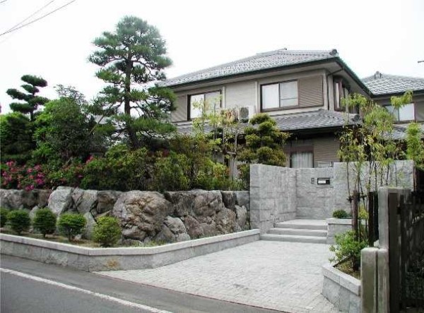 Decoración de estilo japonés: una gran cantidad de piedras y coníferas interesantes.