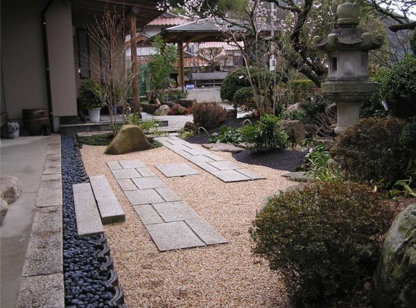 Un'ottima idea per decorare un cortile vicino a una casetta da giardino: macerie e ciottoli, lastre come percorso: lo sporco non si precipiterà in casa