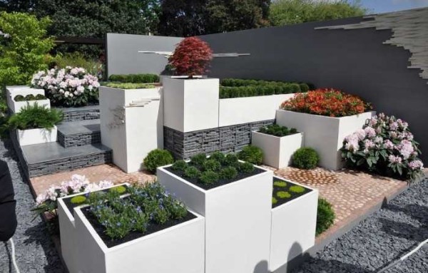 Giardino fiorito in stile moderno