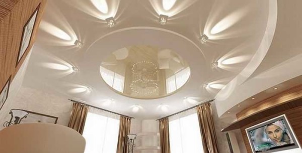 Decorazione del soffitto nell'appartamento: soggiorno