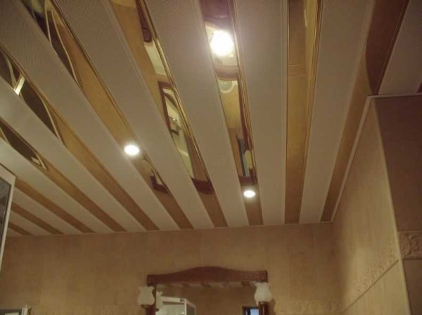 Soffitto a cremagliera: una delle opzioni con l'oro