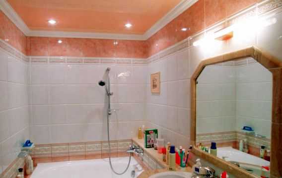 Bagno con finiture rosa. L'importante è cogliere il tono