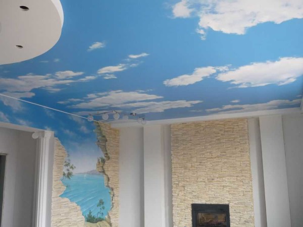 Il soffitto teso in tessuto può essere con qualsiasi immagine