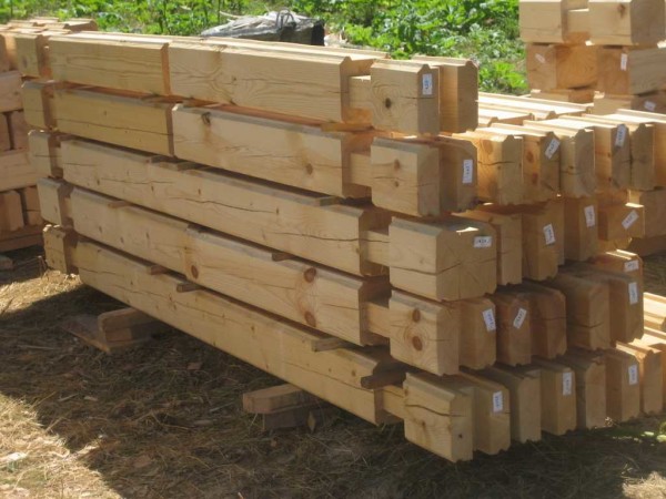 La madera se dobla en pilas ventiladas para que se seque en el camino.