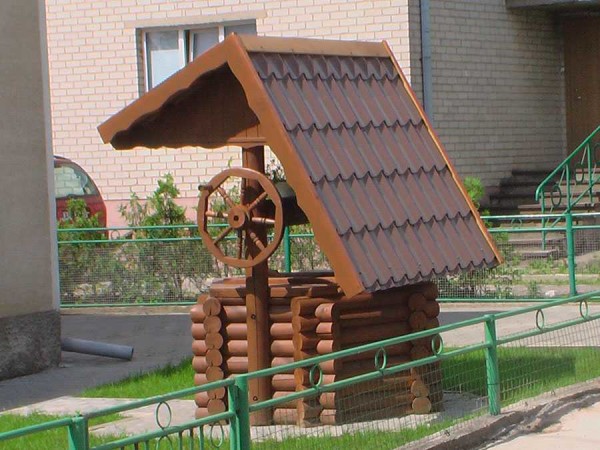 toldo de bricolaje sobre el pozo de madera