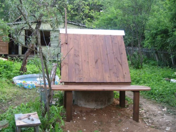 toldo de bricolaje sobre el pozo de madera