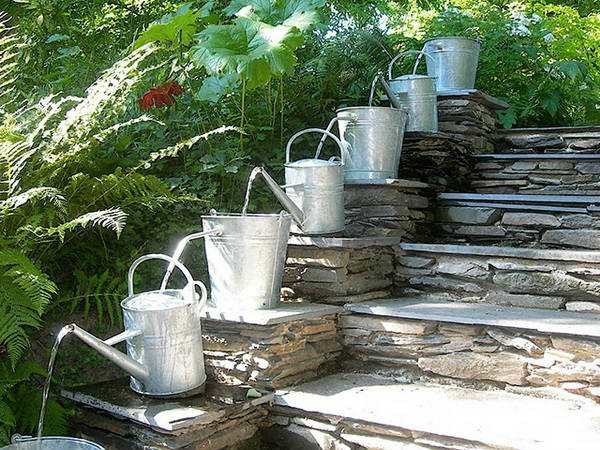 fuente de bricolaje en el campo de regaderas y cubos