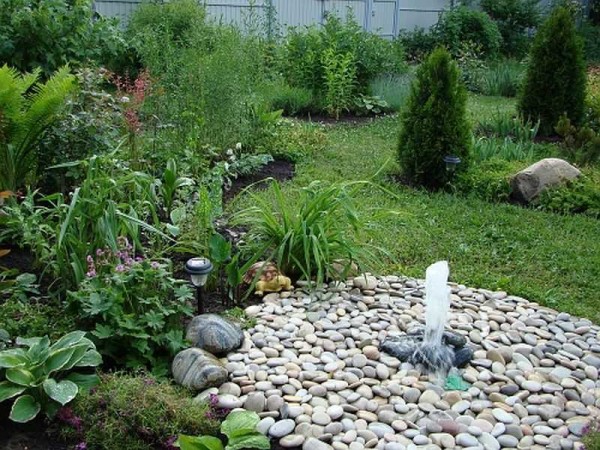 Giardino roccioso con una molla: ecco come potrebbe apparire questa fontana