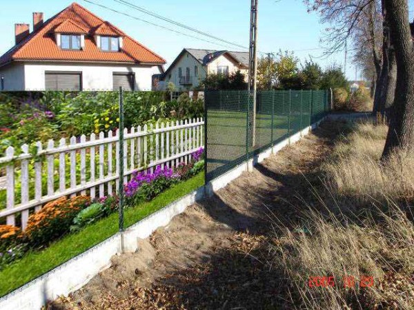 Foto rešetka za ogradu pokriva prozirnu ogradu, čineći je gotovo neprozirnom