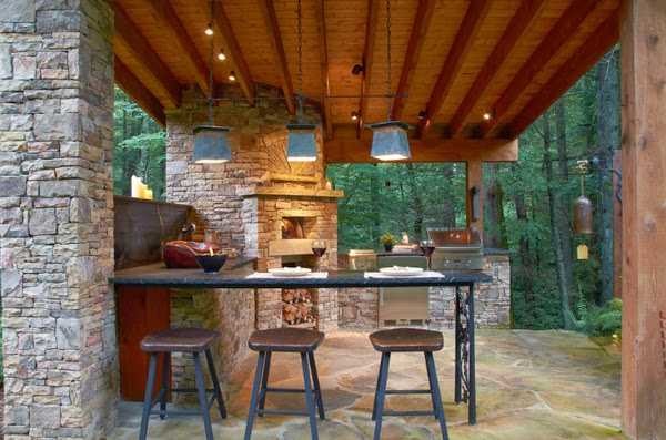 Realización al costado de la casa - una terraza abierta con horno y barbacoa