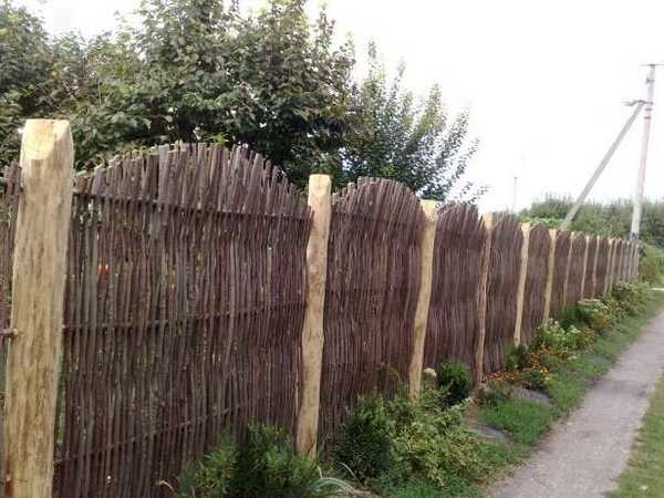 Valla de mimbre con trenzado vertical