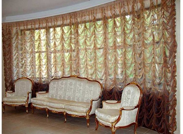 Cortinas austriacas en un diseño clásico de sala de estar