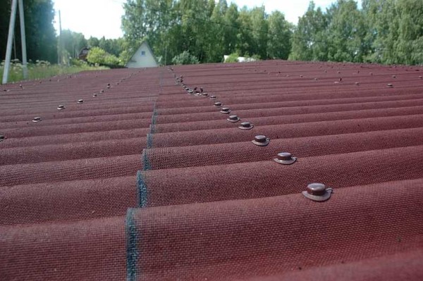 Fissaggio di un unico binario sul tetto di una casetta da giardino