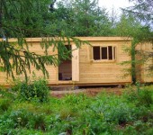 La casa de cambio en el sitio es la primera estructura (o la segunda después del inodoro) que aparece en el sitio