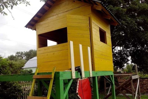 Las barandillas están instaladas en la terraza de la casa.