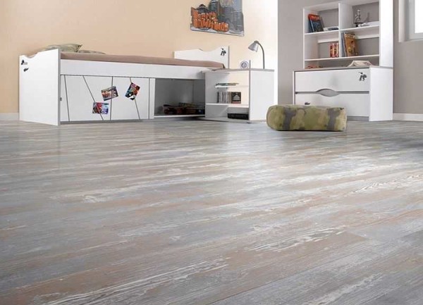 Pavimento in stile loft chiaro - legno invecchiato con cura